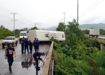 Chofer resultó lesionado en vuelco de autobús en Barcelona