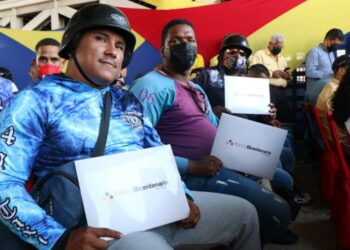 Transportistas de La Guaira recibieron atención del Banco Bicentenario