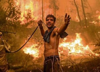Incendio al norte de Atenas deja 30 heridos y calcina 10 casas