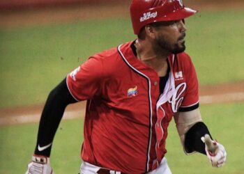 Senadores doblegó a Líderes y se colocó a un paso del título de la LMBP (+Videos)