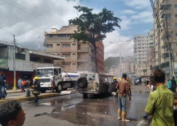 Vehículo se incendió en la avenida 5 de Julio de Puerto La Cruz