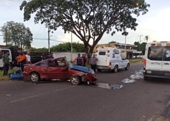 Hombre chocó su vehículo contra un poste en El Tigre
