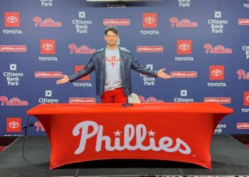Venezolano Alex Moreno hizo historia al cantar el himno de EEUU en el Citizens Bank Park