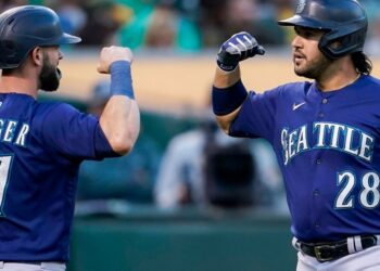 Suárez conectó dos jonrones y lideró la victoria de Marineros sobre Atléticos (+video)