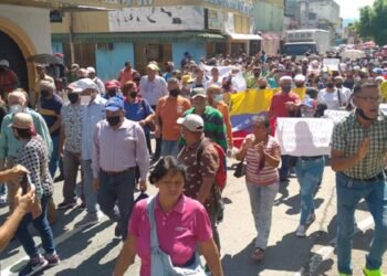 Trabajadores activos y jubilados marcharon para exigir derogación del instructivo Onapre y pago completo de bono vacacional