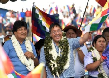 Arce y Morales encabezan una multitudinaria marcha en "defensa de la democracia"