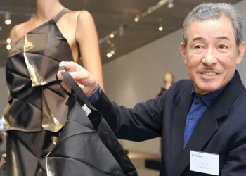 Muere el legendario diseñador japonés Issey Miyake