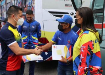 Ministro Maldonado entregó unidades de transporte y ambulancias para atletas