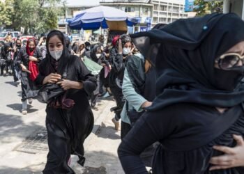 Talibán disparan al aire para dispersar una manifestación de mujeres en Kabul