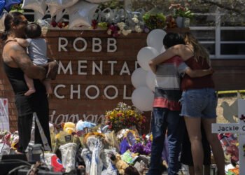 Despiden a policía a cargo de la respuesta al tiroteo en una escuela de Texas