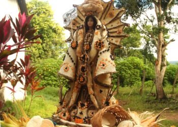 Un traje de casabe y semillas viste a la Patrona de Oriente en Bergantín