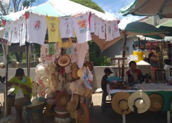 Artesanos reciben cientos de feligreses en los alrededores de la basílica de El Valle