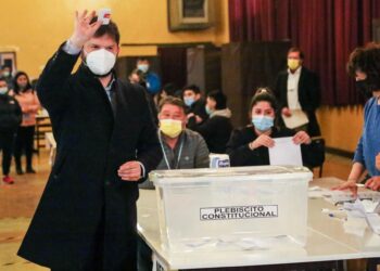 El presidente Boric y su familia votan "esperanzados" en Punta Arenas