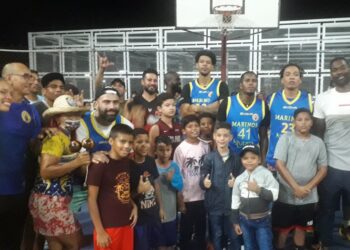 Marinos de Anzoátegui compartió con los fanáticos en la cancha de la 4 Caras