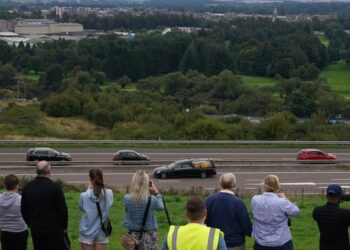 Cortejo fúnebre de la reina Isabel II inició recorrido por Escocia