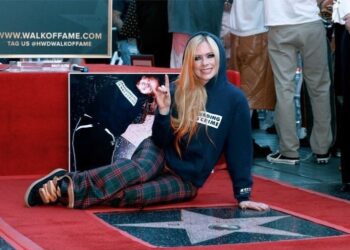 Avril Lavigne inauguró estrella en Paseo de la Fama de Hollywood