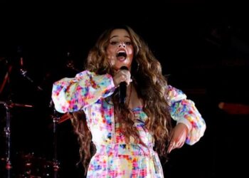 Camila Cabello causó polémica al bailar con la bandera venezolana en Bogotá (+Video)