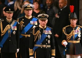 Carlos III y sus hermanos velan el féretro de Isabel II