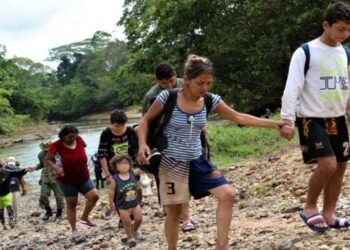 Urge gestión regional de la migración ante récord de cruces por Darién