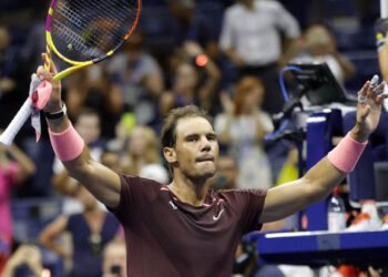 Nadal avanza con remontada; las hermanas Williams juegan su último dobles