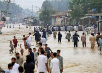 Pakistán evacúa a 50.000 personas por inundaciones que han dejado 1.200 muertos