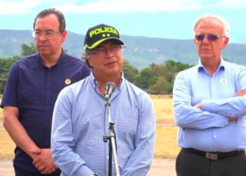 Petro asegura que "entre más se hable de paz, más hay que elevar la guardia"