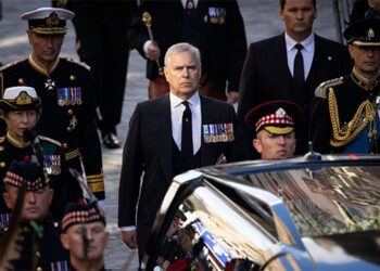 El príncipe Andrés rinde tributo a Isabel como su "mamá" y madre de la nación