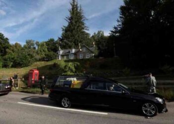 Cortejo con los restos de Isabel II sale en procesión por Edimburgo