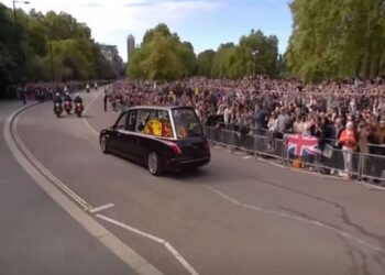 Un vehículo fúnebre traslada el féretro de Isabel II hacia Windsor