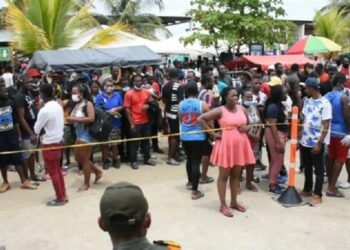 Miles de migrantes están varados en un puerto de Colombia