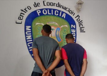 Policía municipal detuvo a dos hombres que robaban material de construcción de un edificio
