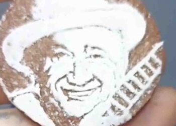 Artista dibujó rostro de Simón Díaz sobre una galleta