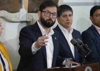 Presidente de Chile a migrantes: "O se regularizan o se van"