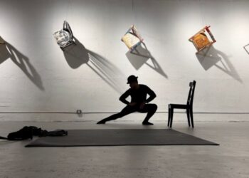 El fotógrafo Reni Arias dedica performance a la migración venezolana