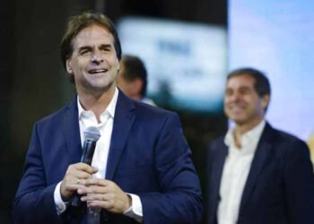 Presidente de Uruguay nombra embajador en Venezuela, pero mantiene su postura