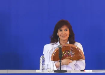 Cristina Fernández reaparece en un acto público al grito de "presidenta"