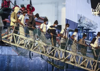 Italia pide al barco de una ONG que abandone sus aguas con los migrantes rechazados