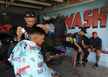 Venezolanos varados en la frontera de México subsisten como barberos