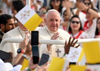 Papa pidió rechazar la filosofía del "ojo por ojo" en una misa multitudinaria en Baréin