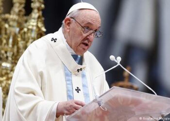 Papa Francisco se despide de Baréin pidiendo a la Iglesia diálogo con otros credos