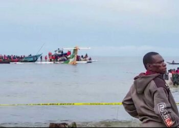 Rescatan a 26 personas del avión estrellado en el Lago Victoria en Tanzania