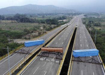10 contenedores a la espera de ser retirados del puente Internacional Tienditas