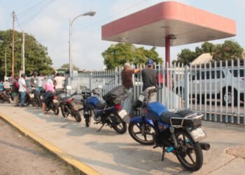 Motorizados viven un viacrucis para surtir gasolina en Maracaibo