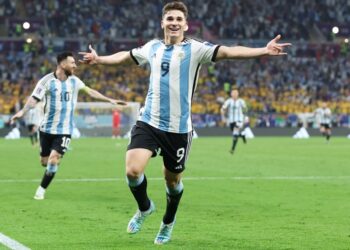 Argentina vence 2-1 a Australia y dirá "presente" en los cuartos de final