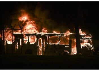 Bolsonaristas incendian vehículos y causan disturbios en Brasilia