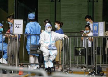 Aprueban restricciones a viajeros chinos en varios países por la ola de contagios de Covid