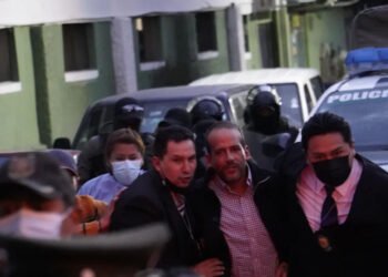 Detienen al gobernador boliviano Luis Fernando Camacho y denuncian un "secuestro" policial