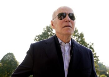 Biden llama a prohibir las armas de asalto en aniversario de masacre en EEUU