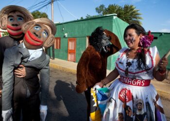 El “Baile del Mono” pinta de colores a los caicareños en el Día de Los Inocentes