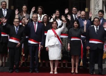 Boluarte nombra su gabinete con un exfiscal superior como primer ministro